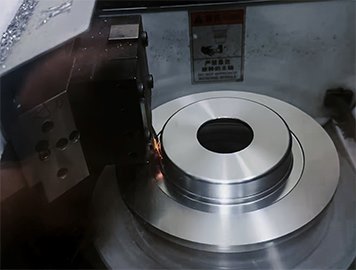 刹车盘外侧面精加工实拍：数控立车在刹车盘生产线第三序的作用